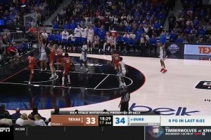 投篮十分坚决！李月汝无视对手补防果断出手，飚进准压哨三分！